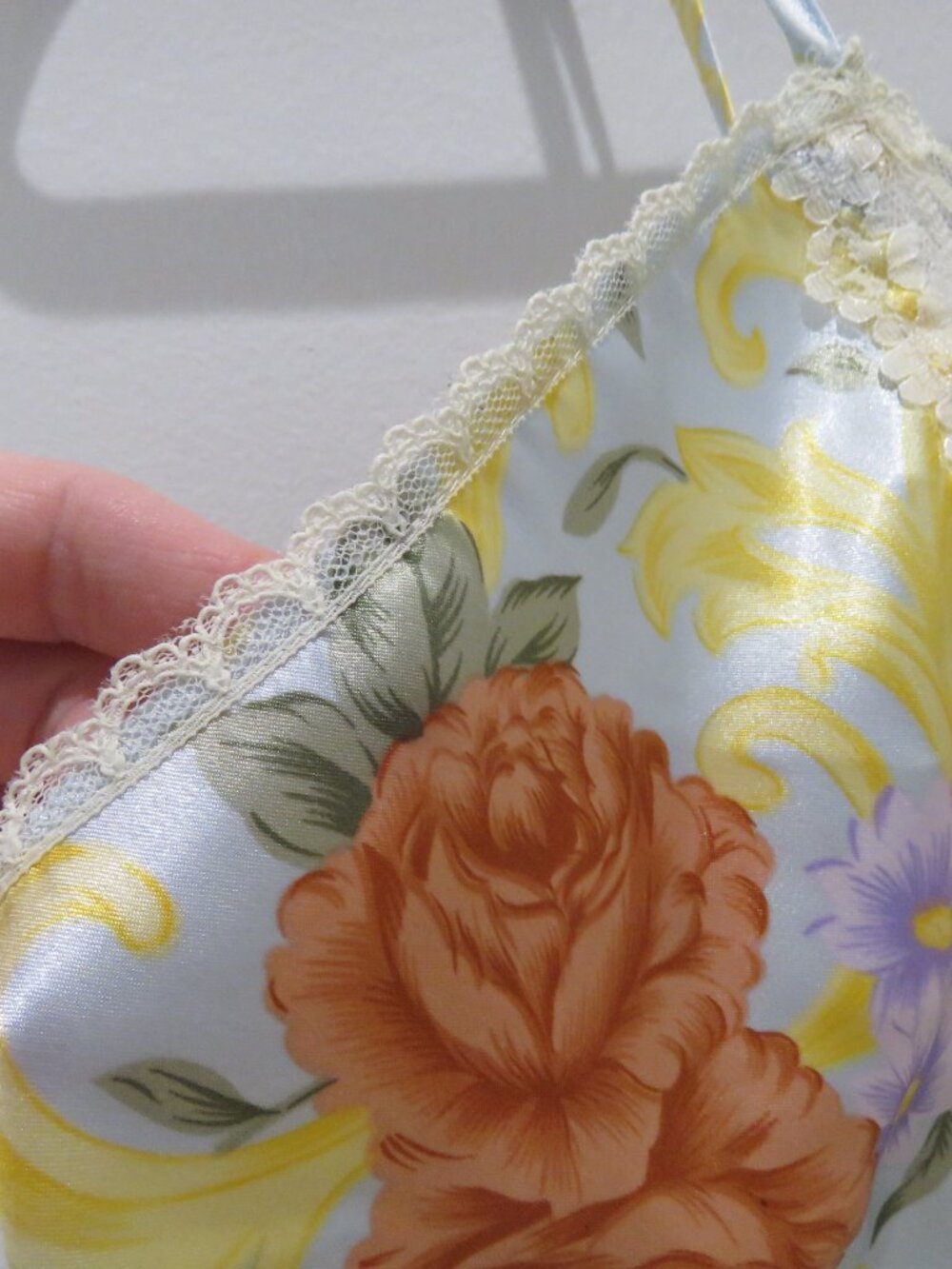 VINTAGE VICTORIA'S SECRET Gold Label Floral Satin Lace Cami Top Coquette Y2K - Picture 5 of 13